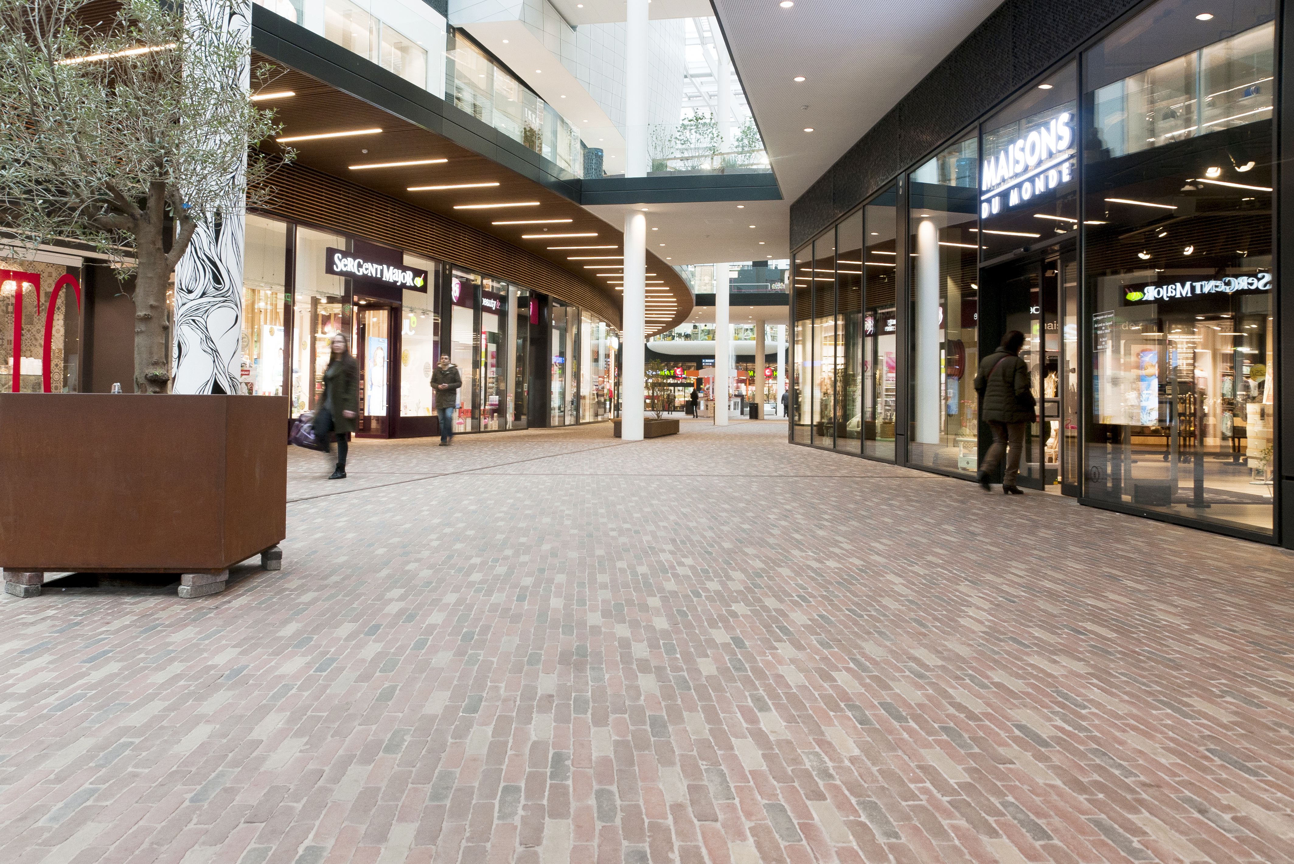 Subtle colour variations in the clay pavers create a warm ambience both inside and outside