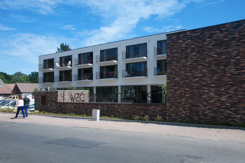 Mix of hand-made facing bricks combines peace and liveliness