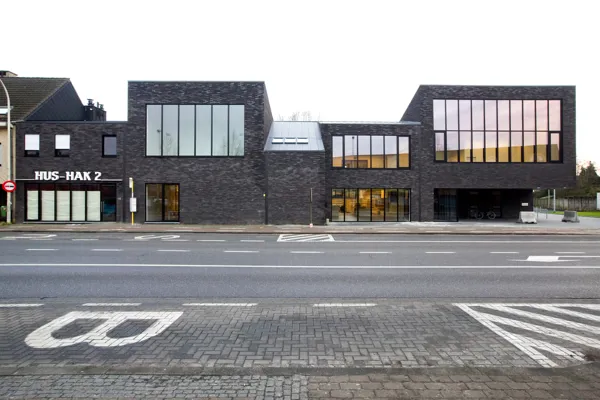 Powerful appearance thanks to dark facing bricks with contrasting finish