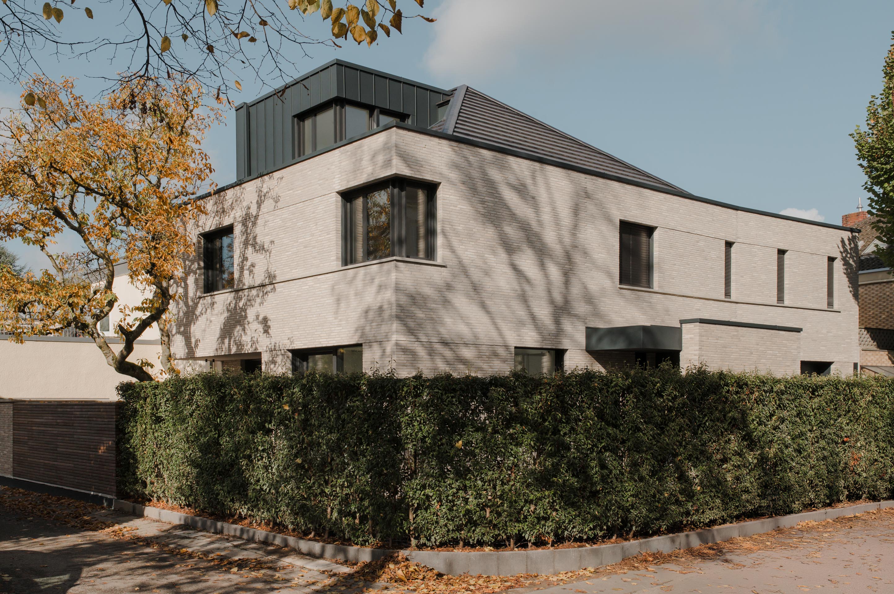 A contemporary house by Benjamin von Pidoll Architektur with linea 7035 facing brick