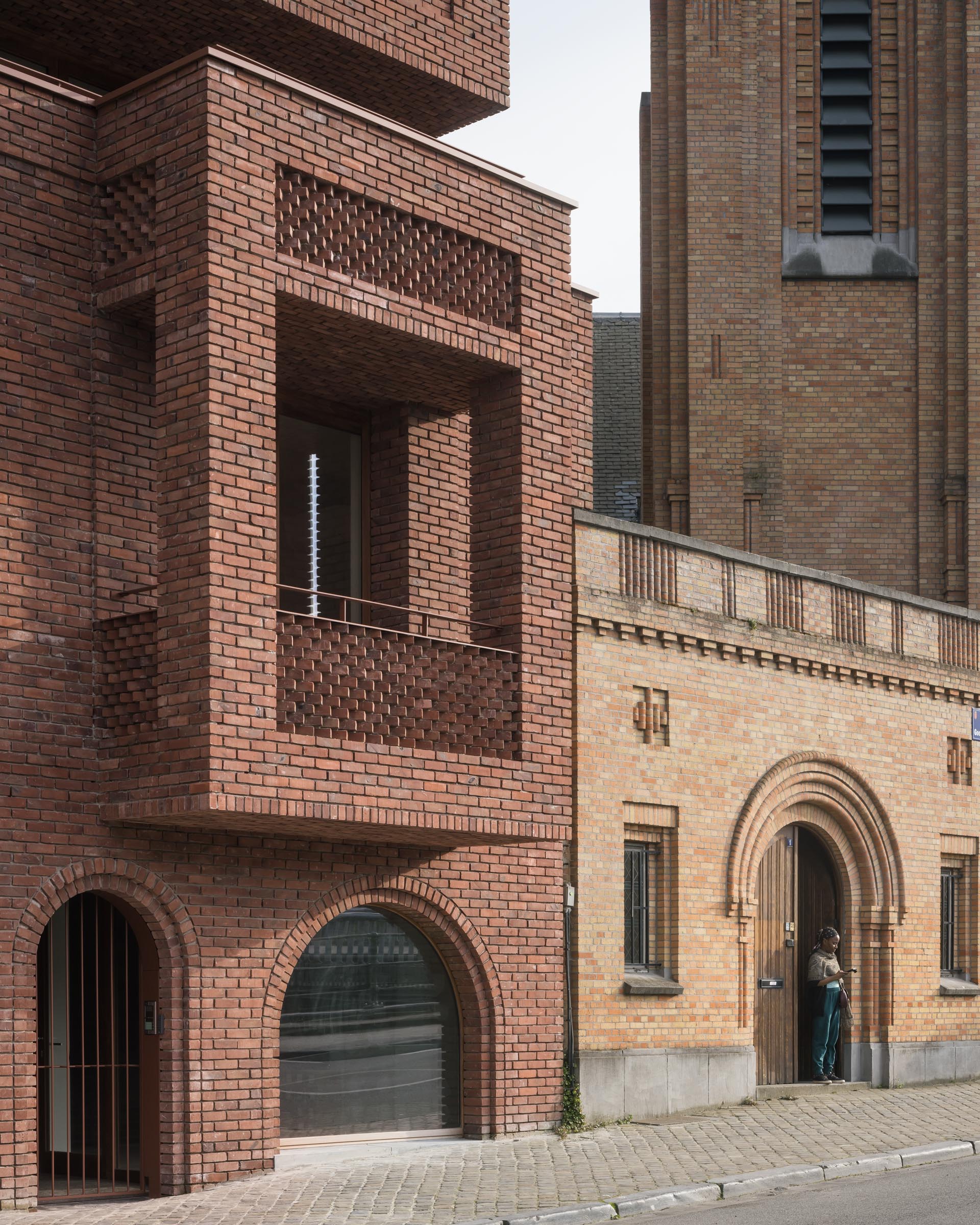 An atypical facade inspired by the surrounding neoclassical architecture