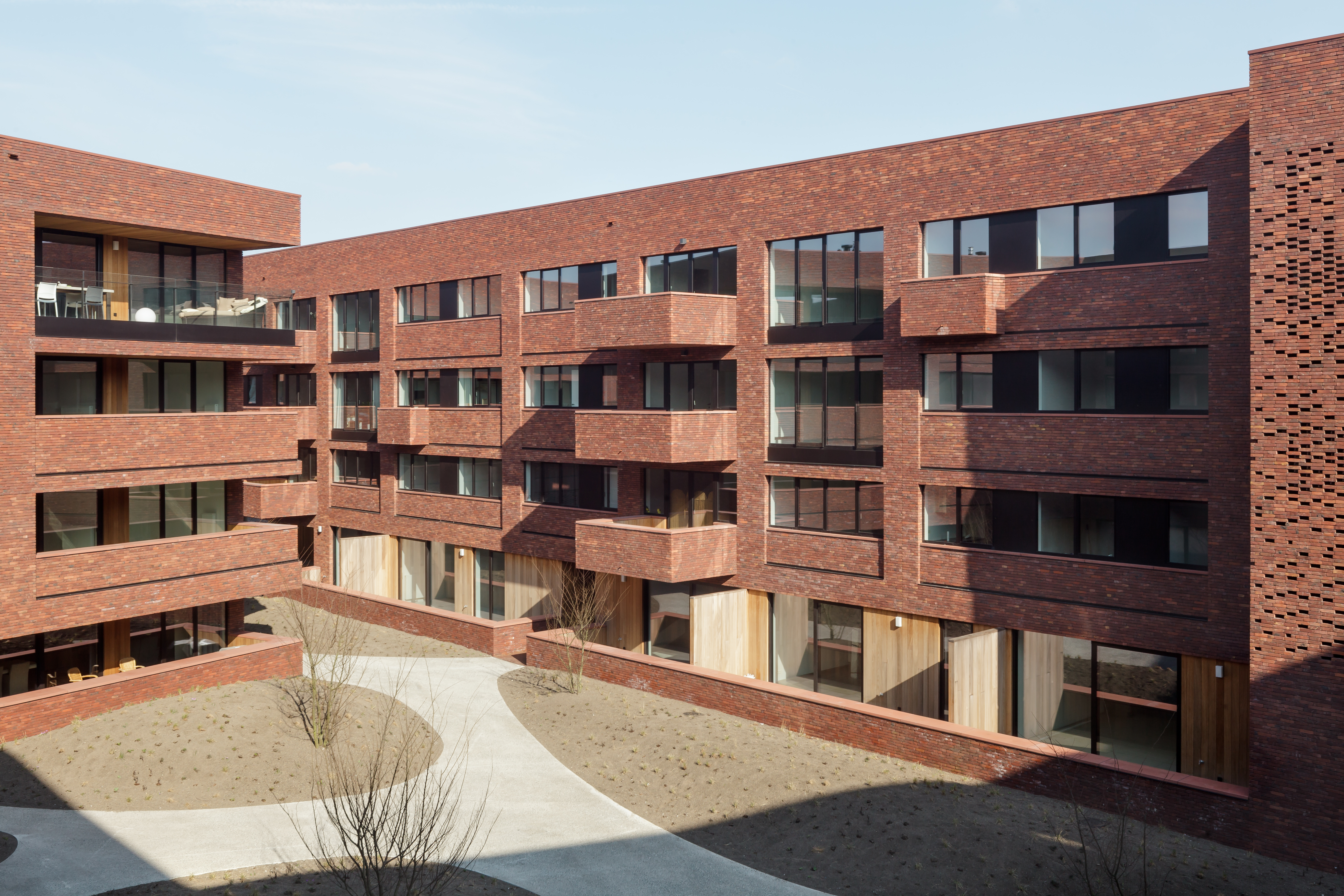 Dark-red monoblock bricks respond to multiformity and diversity of environment of ‘t Sas site 
