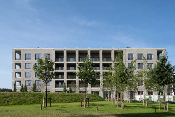 Block 18 Nieuw Zuid, Antwerp: Linea 7036 and 7035 with flush brushed joints help to realise the solid appearance of this special building