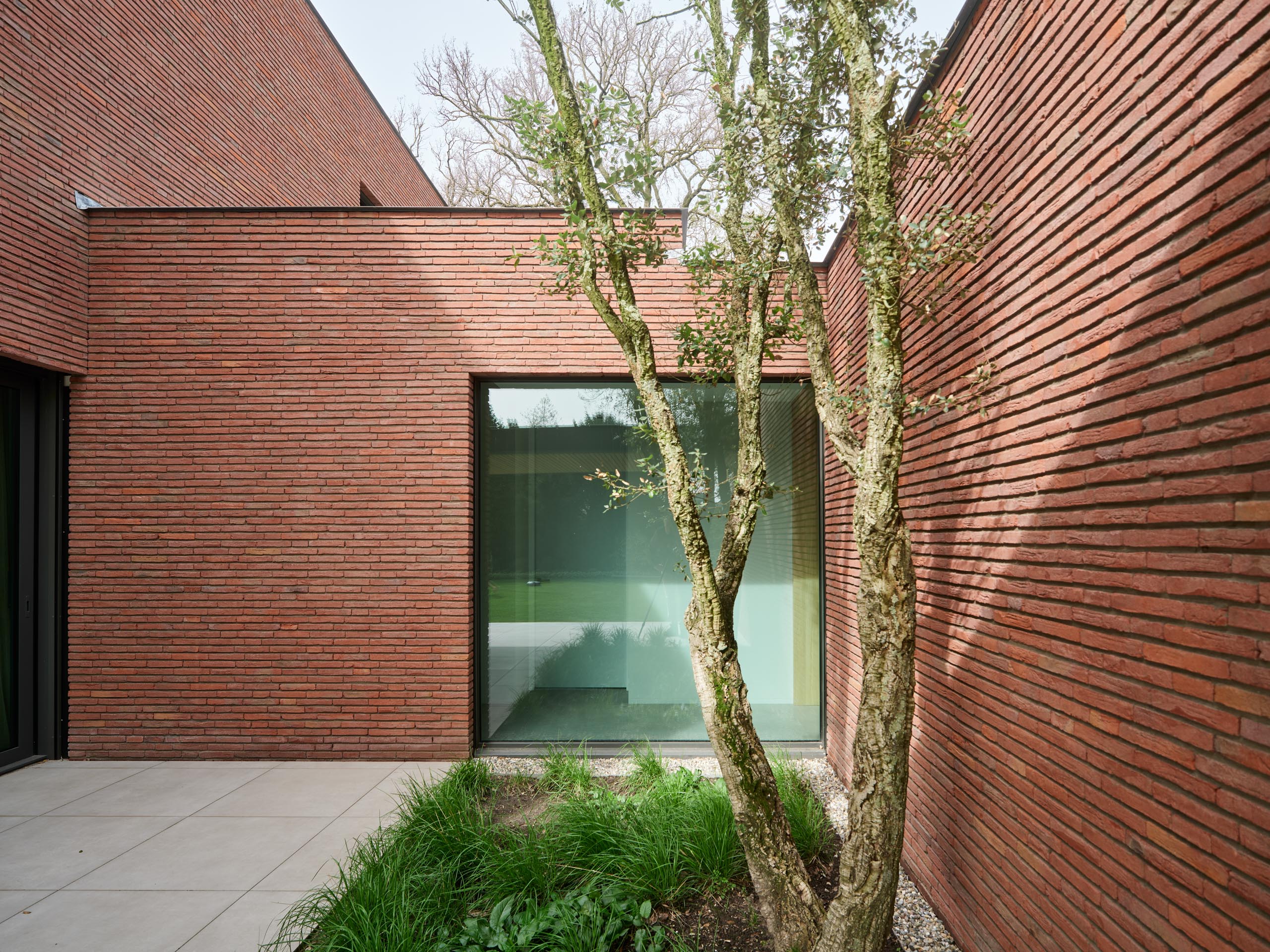 villa-bw-contemporary-craftsmanship-with-a-hint-to-the-1930s