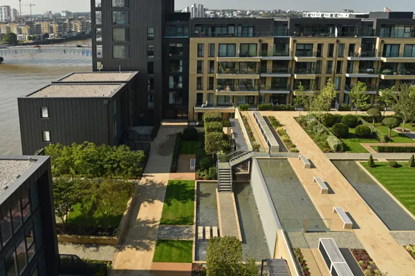 Fulham Riverside is an attractive oasis on the Thames, with its prestigious courtyard garden as its greatest asset