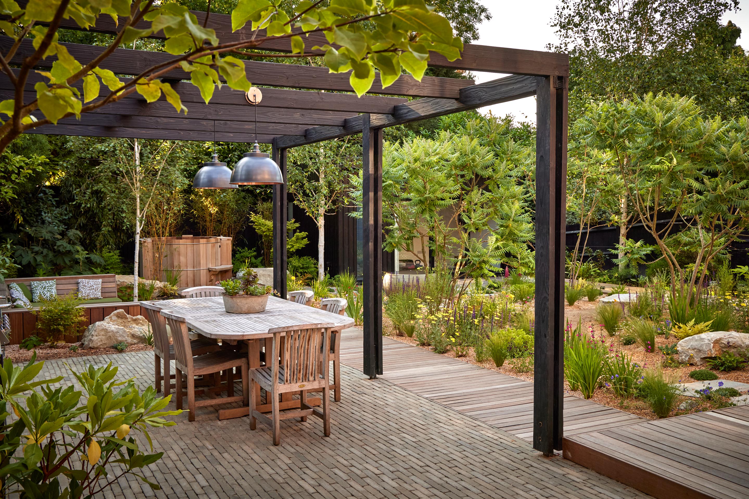 Transforming an outdoor space into a multipurpose green garden 