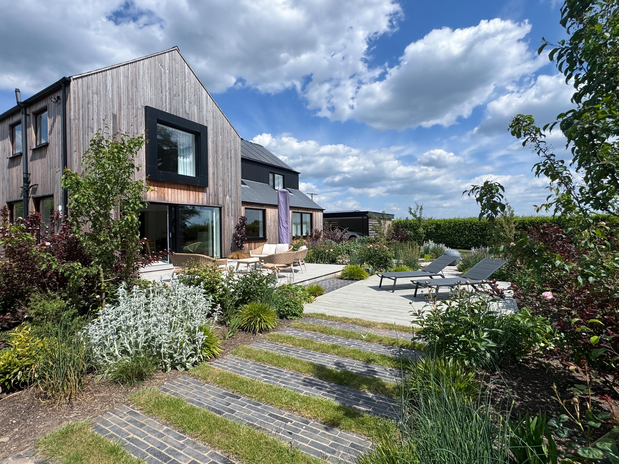 A Nottinghamshire countryside garden unites modern design with traditional character