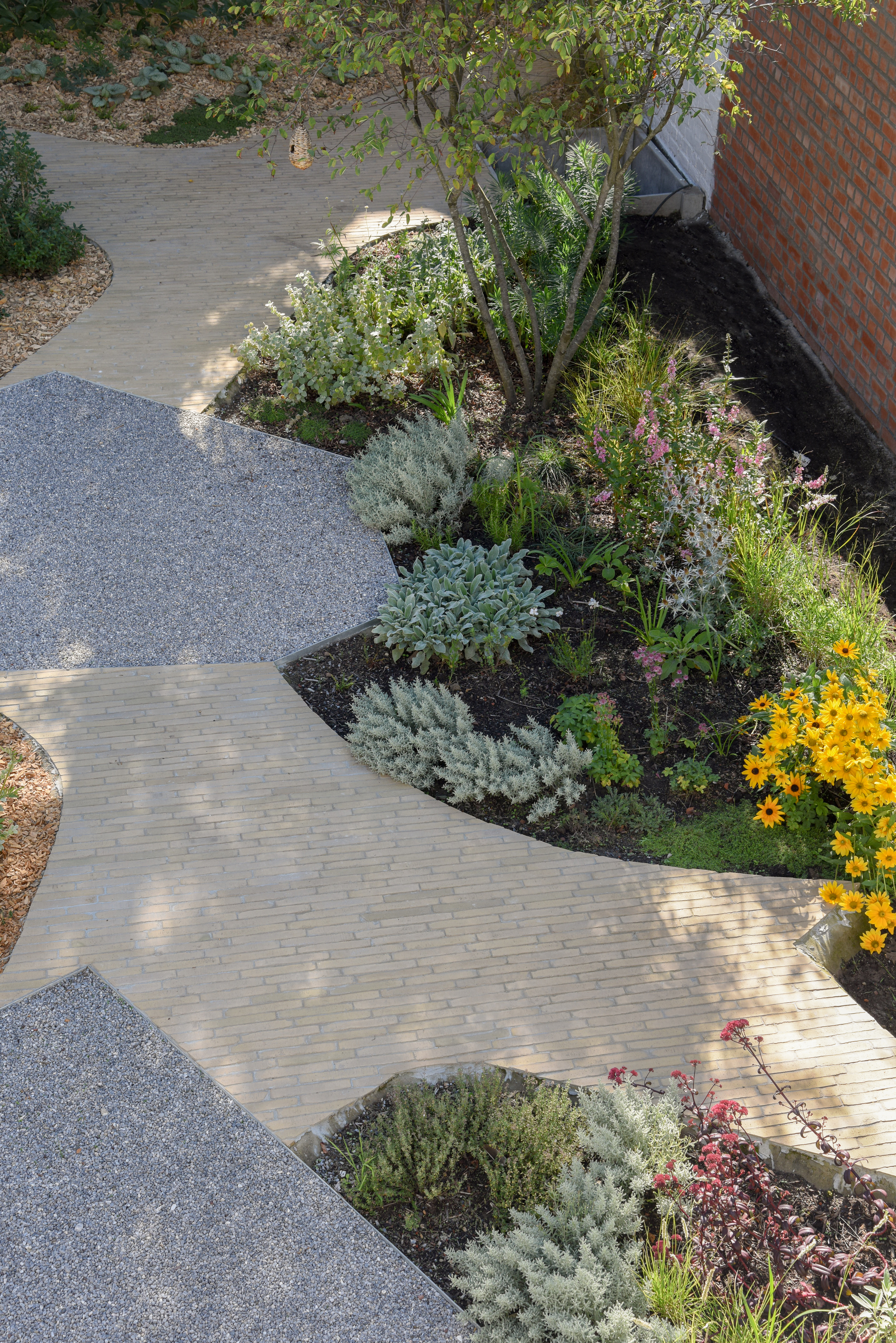 Playful and relaxing oasis of greenery in an urban environment